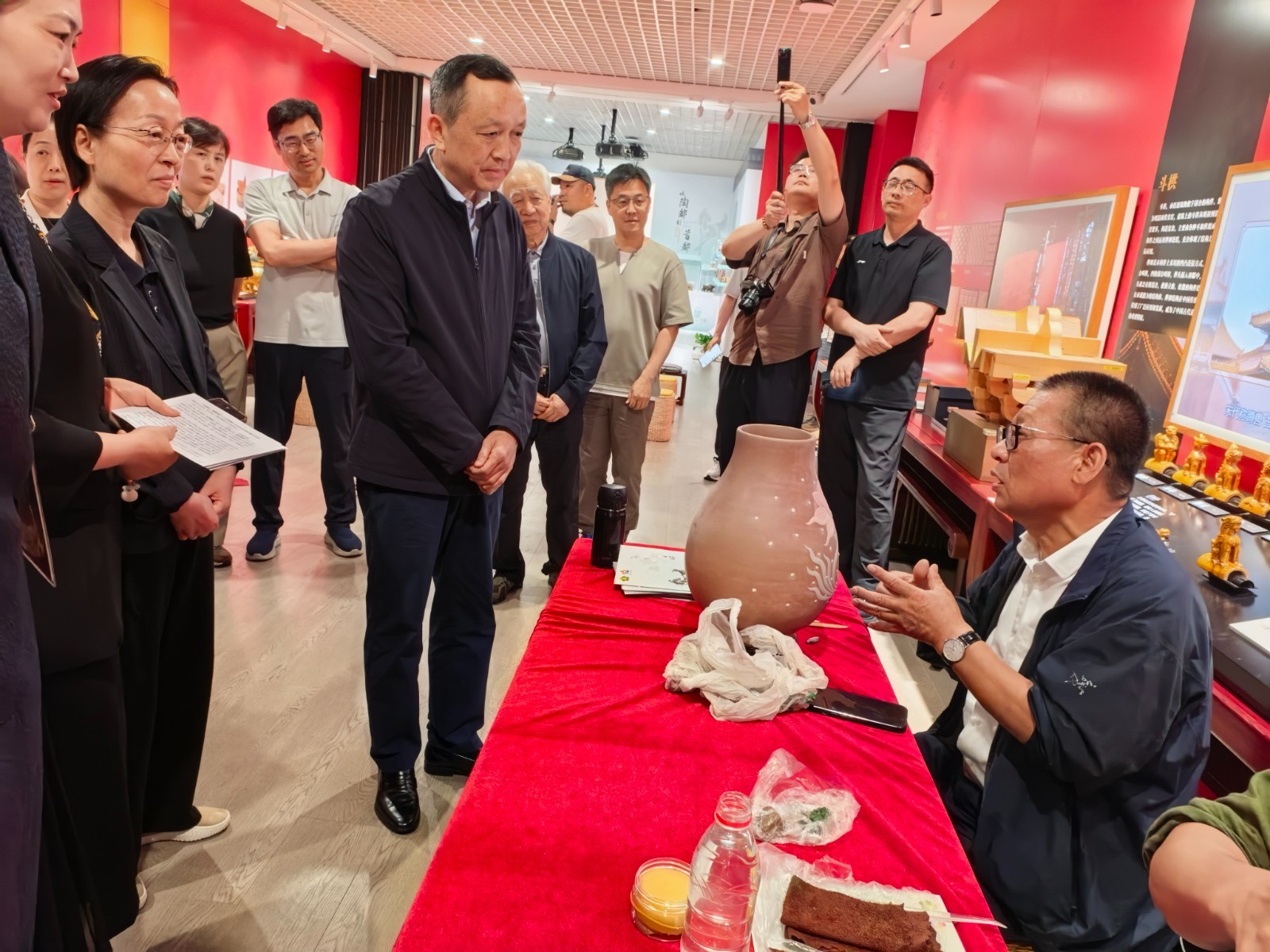 3.中国残联副主席张卫星等领导亲临现场观摩残疾人技艺展演.jpeg
