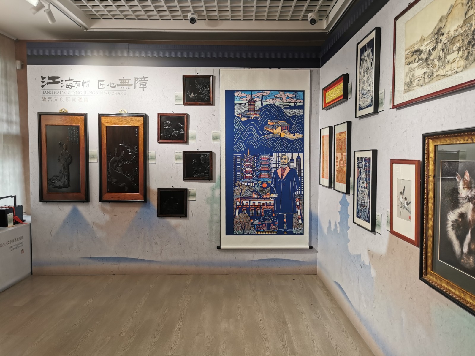 7.南通展区的红木雕刻等展品.jpeg