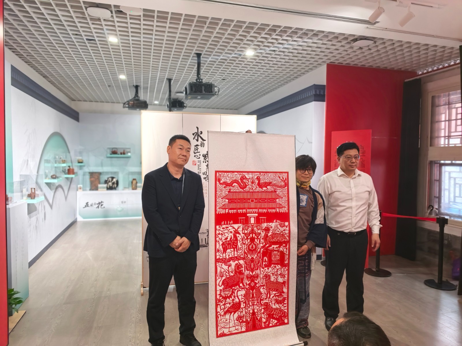 5.南通向故宫赠送《印象故宫》剪纸作品.jpeg