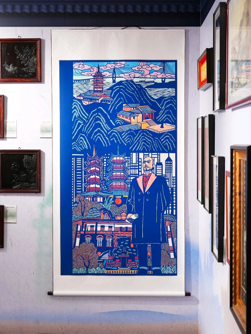 8.南通残疾人耿学彬（听障）剪纸作品《江海风韵，匠心之城》，描绘了江苏南通的“一桥一山一人”——苏通大桥、狼山以及实业家张謇。.jpg