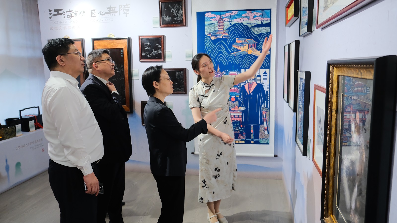 4.江苏省残联理事长姜爱军、南通市人大常委会副主任刘洪、南通市残联理事长周国强等领导现场观展.jpg