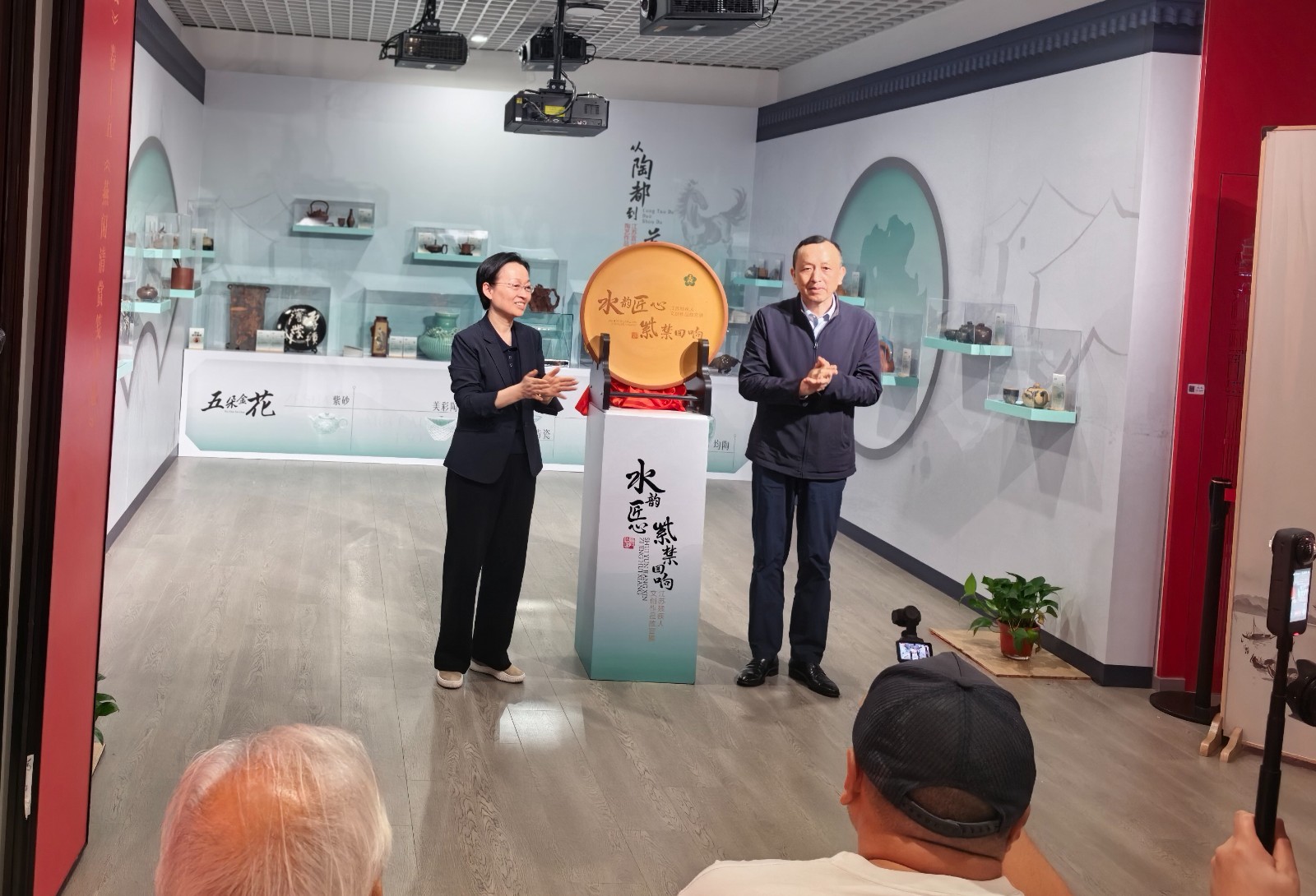 2.中国残联副主席张卫星、江苏省残联理事长姜爱军为展览活动揭幕.jpeg