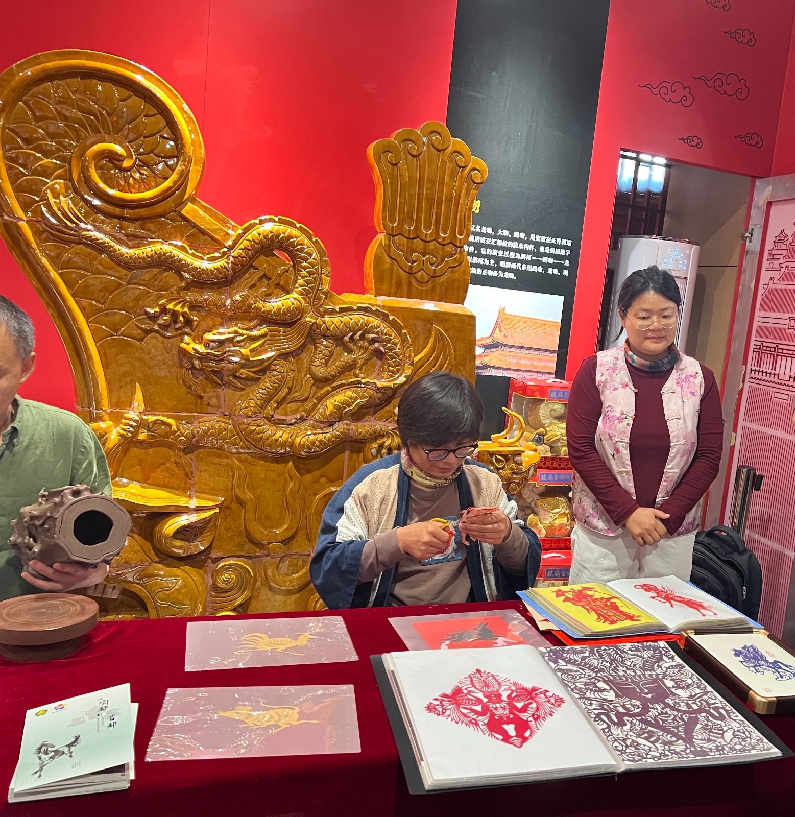 14.来自南通海安市的非遗传承人耿学彬（听障）在现场展示剪纸技艺.jpg