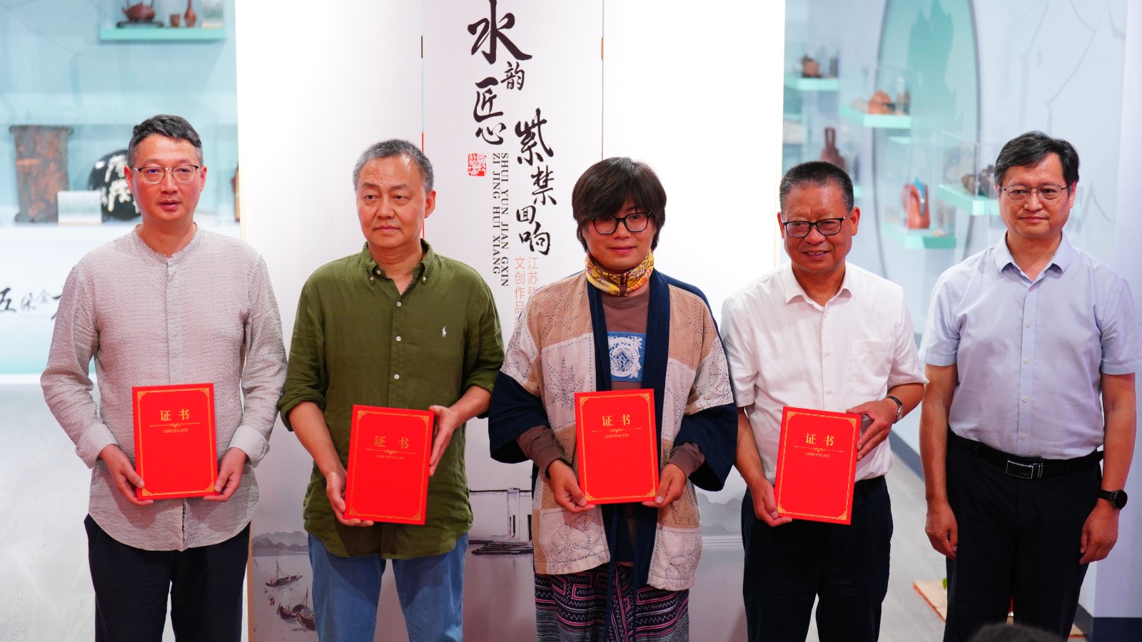 6.故宫向残疾人代表颁发参展证书.jpg
